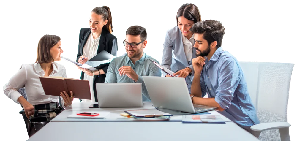 Equipo empresarial colaborando alrededor de una mesa de trabajo